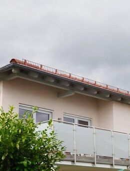 Seltene Gelegenheit großzügige 3 Zimmerwohnung mit herrlichem Südbalkon, großer Speicher, Einzelgarage mit Abstellraum - Mühldorf (Inn)