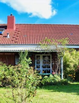 Familienhaus mit Einliegerwohnung, 2 Garagen und Nebengebäude! - Wesselburen