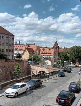 Nürnberg Altstadt: top 2-Zimmerwohnung, 2024 saniert, hochwertige Einbauküche, Balkon mit Burgblick, Parkettboden, Aufzug - zum 01.11.2025 verfügbar - Nürnberg