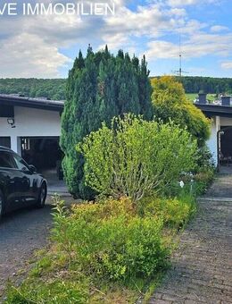 Solides Ein- bis Zweifamilienhaus mit Blick über Bad König - Bad König