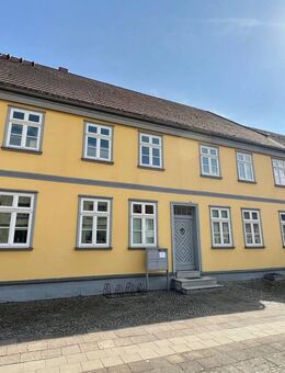 HORN IMMOBILIEN++ im Zentrum von NB, historisches Mehrfamilienhaus mit 3 WE und idyllischen Innenhof. Eine Wohnung mit ca. 210 m² ist bezugsfrei. - Neubrandenburg