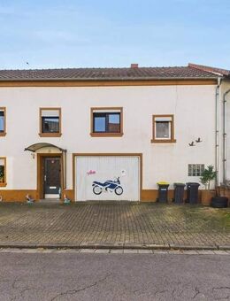 Reihenmittelhaus mit Terrasse, Garage und weiteren Parkmöglichkeiten vor dem Haus in ruhiger Lage. - Merzig