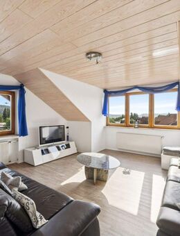 Lichtdurchflutete 4,5-Zimmer-Dachgeschosswohnung mit Balkon & Garage in Hilzingen - Hilzingen