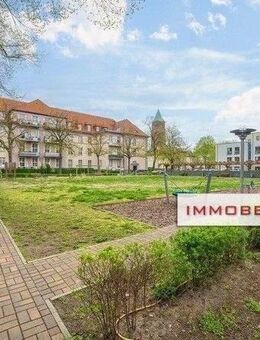 IMMOBERLIN.DE - Schöne Altbauwohnung mit Südbalkon, kleinem Garten & Pkw-Stellplatz - Berlin