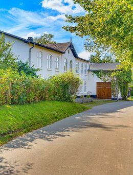 Vielseitige Immobilie mit tollem Baugrundstück: 500 m² Wohn-/Nutzfl., 1994/2023 saniert - Niesgrau