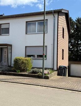 Zweifamilienhaus mit Garten und Doppelgarage in 66280 Sulzbach/OT - Sulzbach (Saar)