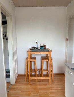 Bisttotisch mit zwei Hockern aus Holz (IKEA) - Oberhausen
