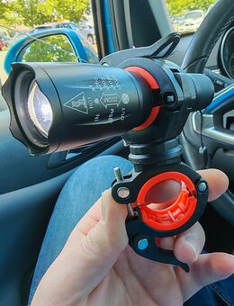 LED Taschenlampe mit Halterung für ein Fahrrad, E Scooter ;) - Schriesheim