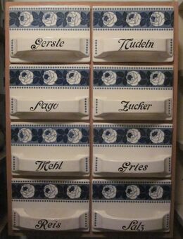 Vintage-Gewürz-Schütten - teilweise mit Beschädigungen, Vintage-Brotkorb, 2 Zierteller mit Blumenmotiv "Mitterteich", Vasen, Vintage-Nähkorb - Passau