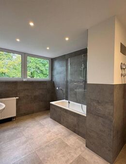 **ERSTBEZUG** 2-Raum Dachgeschosswohnung mit Balkon und EBK in Radebeul - Radebeul