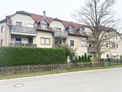 Sehr gepflegte DG-Wohnung mit Einbauküche, Balkon und Garage in Postbauer-Heng