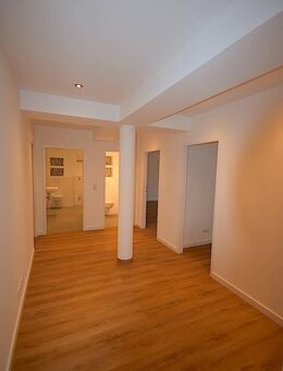 Komplett frisch modernisiert: Großzügige 4 Zimmer Wohnung in Elmshorn - Elmshorn