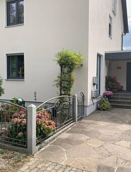 Helle DG Wohnung mit EBK und 2 Stellplätzen - Weichering