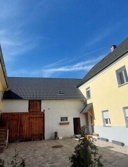 Kleiner „Dreiseithof“ in Mantel mit 230 m² Wohnfläche auf 357 m² Grund, Einliegerwohnung, Scheunen, Garagen, Lageräume und Gewölbe-Partyraum im EG - Mantel
