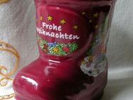 hübscher kleiner Keramikstiefel mit Weihnachtsmotiven in dekorativem Rot - Niederfischbach