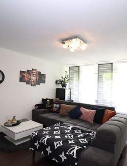 4,5-Zimmer-Wohnung mit Garagenplatz, Aufzug und Balkon in Bad Urach -Rendite oder Eigennutzung - Bad Urach