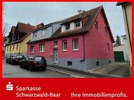 Einfamilienhaus mit zwei Garagen und großem Garten - Villingen-Schwenningen