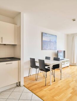 Zentrale Dachgeschosswohnung mit Tiefgaragenstellplatz - Berlin