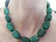 Grüne Jade-Halskette mit 16 großen Steinen - Eckernförde