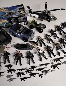 SWAT Action Figuren Fahrzeuge Waffen OVP Konvolut - Willebadessen