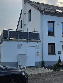 DHH 5ZKBB in Lich Eberstadt mit eigenem Garten, Terrasse, großem Balkon + Garage - Lich