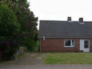 Süderhastedt: Kleines Haus mit großem Grundstück - Süderhastedt