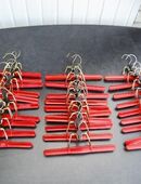 29 Klemmbügel Kleiderbügel Hosenbügel Bügel rot ummantelt zus. 15, in 24944