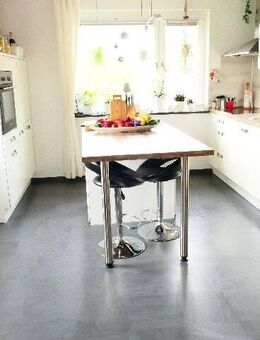 Sehr dörfliche 3-Zi-EG-Wohnung mit 24m² Wintergarten, Einbauküche, Garten, Terrasse und Carport - Hessisch Oldendorf