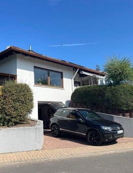 Wohnen auf einer Ebene ... Einfamilienhaus im Bungalowstil mit schicker Wohnatmosphäre! - Obernburg (Main)
