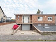 VERKAUFT!! Gepflegter Bungalow in guter Lage mit große Garage und Carport...... - Selfkant