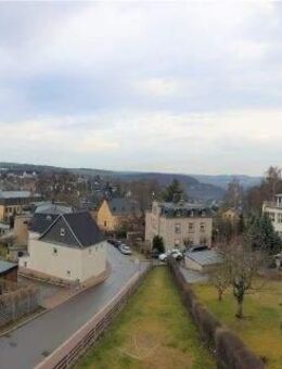 Mit Balkon und atemberaubendem Ausblick, zentrumsnah, mit PKW-Stellplatz: Wunschlos glücklich wohnen! - Schneeberg (Sachsen)