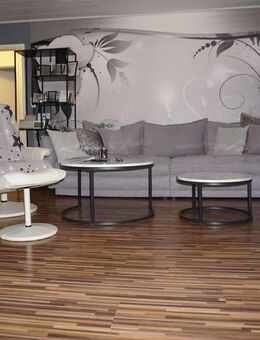 Sehr gepflegtes, renoviertes 3-FH mit 5 Balkons und wunderschönem Fernblick, 3 Garagen mit Stellplät - Pirmasens