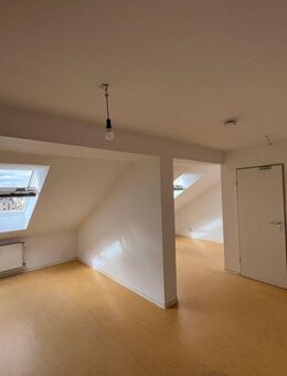 Großzügige 1-Zimmer-Dachgeschoss-Wohnung im Zentrum mit Aufzug, Stellplatz - Kiel