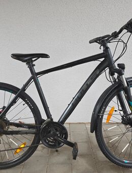 Verkaufe ein Fahrrad der Marke Bulls Crossbike 28Zoll 24Gang Scheibenbremse Felgendynamo - Roding Zentrum