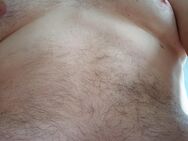 Bi Mann mit Bauch und Titten bietet seinen Körper an - Wiehl