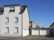Vielversprechendes Potenzial mit Bauland Option! - Tolles Einfamilienhaus mit vier Garagen und einem idyllischen Garten - Düren