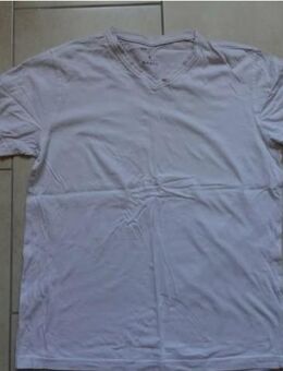 Männer-Basic-T-Shirt mit V-Ausschnitt zu verkaufen *neu* Größe L - Walsrode