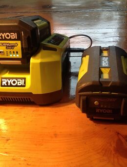 Ryobi Ladegerät mit zwei Akkus / 36 V 4,0 AH - Schönefeld