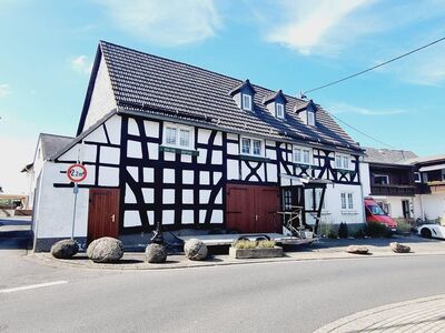 Westerburg-Stadtteil: Saniertes Fachwerkhaus ( Denkmalschutz) mit Scheune und Garage