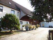 Zweifamilienhaus, großzügiges Anwesen mit Scheune, Garagen und Lagerräumen - Waldstetten (Bayern)