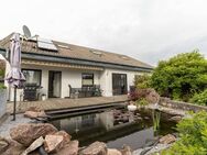 Attraktives Einfamilienhaus mit toller Ausstattung und großem Garten mit Teich - Bad Urach