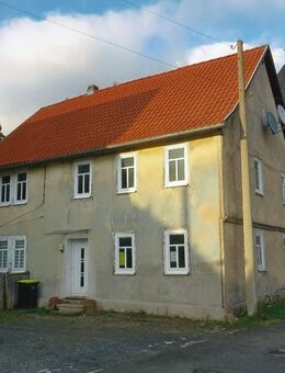Wohnhaus mit Wirtschaftsgebäude an historischer Stadtmauer in Themar - Themar