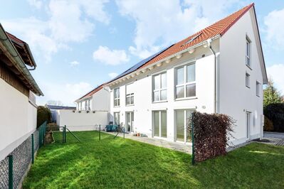 ERSTBEZUG! Eindrucksvolle Neubau-Doppelhaushälfte in pendel- und familienfreundlicher Umgebung