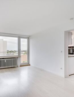 AIGNER- Sanierte 2,5-Zimmer-Wohnung mit Balkon in Moosach - München