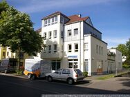 vermietete 2-Zimmerwohnung mit Tiefgaragenstellplatz (Nr. 18 unten), Balkon, separater Küche und Bad mit Fenster und Badewanne in 01219 Dresden - Dresden