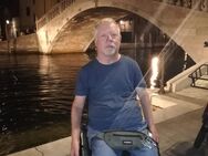 Rollifahrer - Suche reife Pflegerin 18,00€ -Std - München