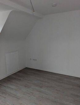 Klein aber fein; teilsanierte Single-Wohnung im DG - Villingen-Schwenningen