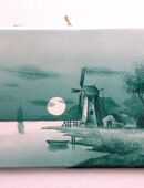 Alte handbemalte Kachel mit Mühlenmotiv in grün in 24340