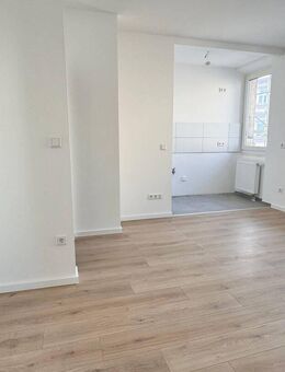 St. Peter ! Helle kernsanierte 2-Zi.-Altbau-Whg., 33 m², Laminat, ohne Balkon, 1.OG ohne Aufzug - Nürnberg