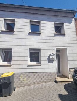 **RESERVIERT** gepflegtes Anwesen mit Garten und kleiner Garage - Saarbrücken